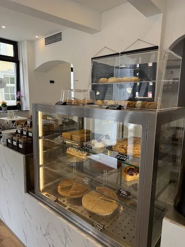 Kuchen- und Gebäckvitrine im BUTA CAFÉ