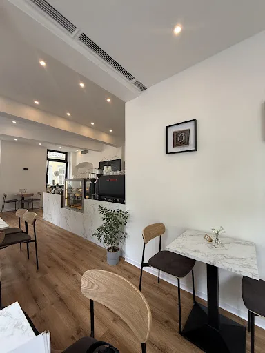 Innenraum des BUTA CAFÉ mit Theke und Sitzbereich